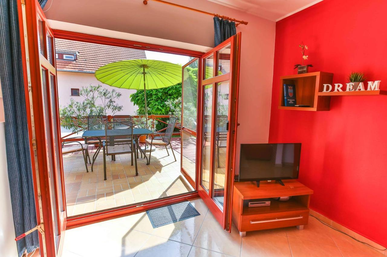 Sara-Lux Apartman Nyarliget エクステリア 写真